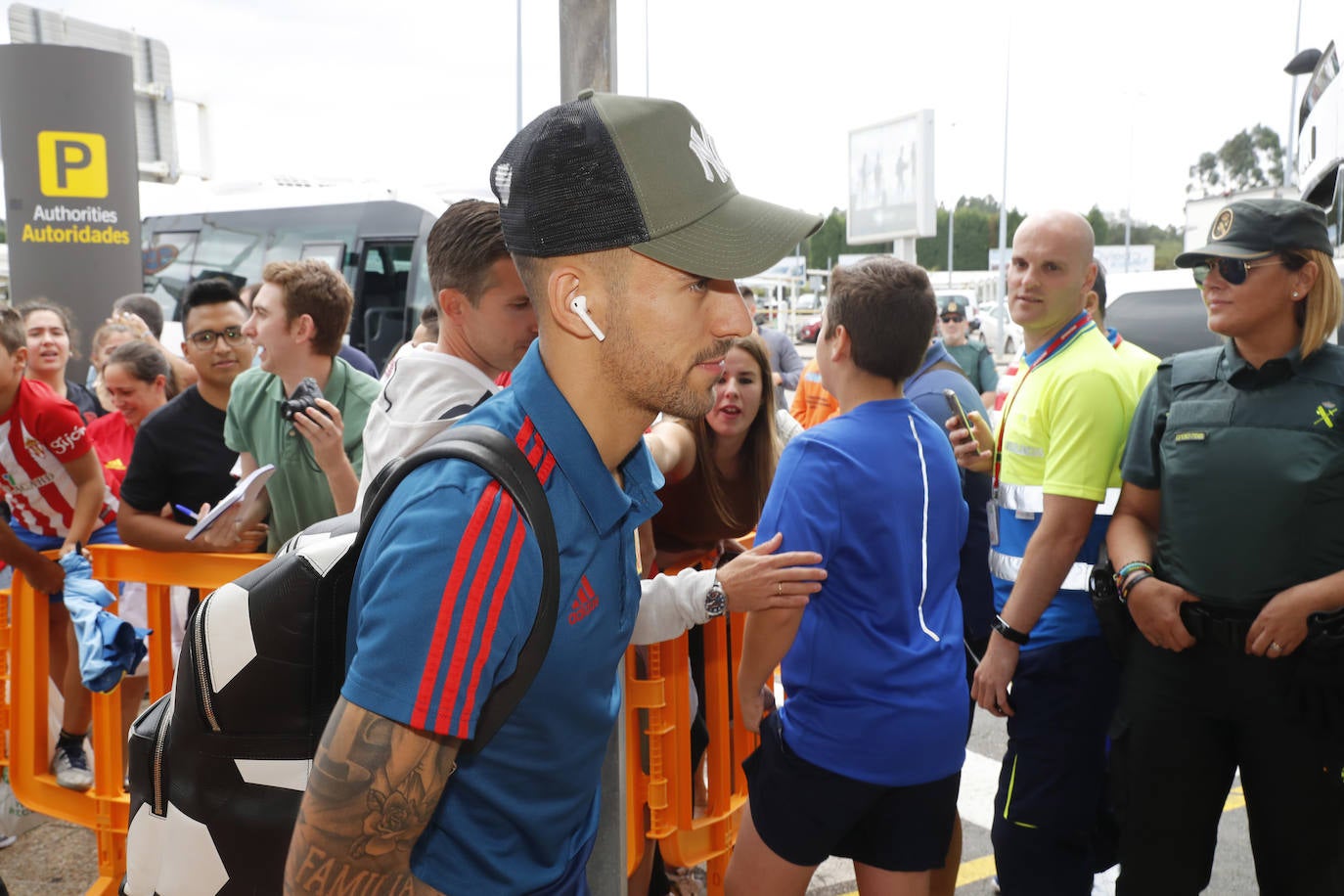 Numerosos aficionados se agolparon en el Aeropuerto de Asturias recibir a La Roja tras la victoria ante Rumanía en el partido de clasificación de la Eurocopa.