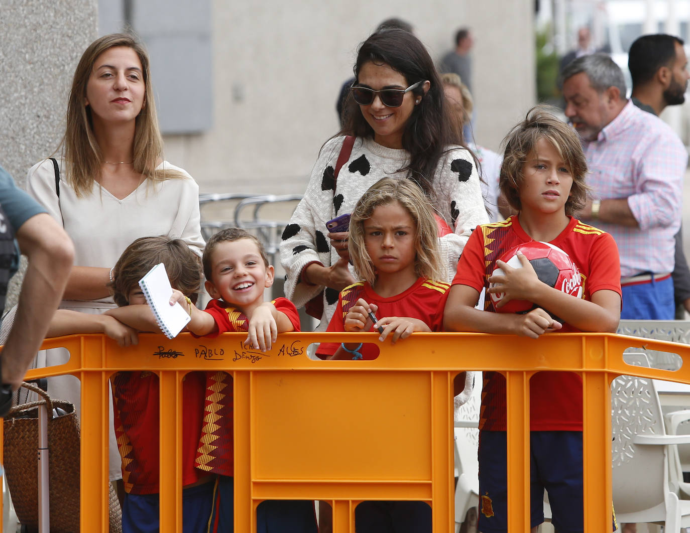 Numerosos aficionados se agolparon en el Aeropuerto de Asturias recibir a La Roja tras la victoria ante Rumanía en el partido de clasificación de la Eurocopa.