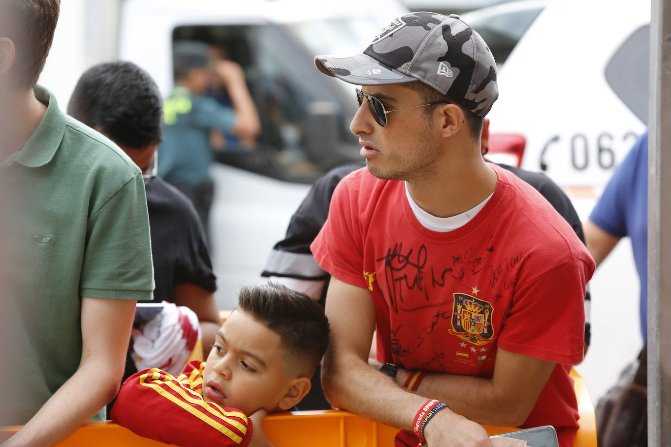 Numerosos aficionados se agolparon en el Aeropuerto de Asturias recibir a La Roja tras la victoria ante Rumanía en el partido de clasificación de la Eurocopa.