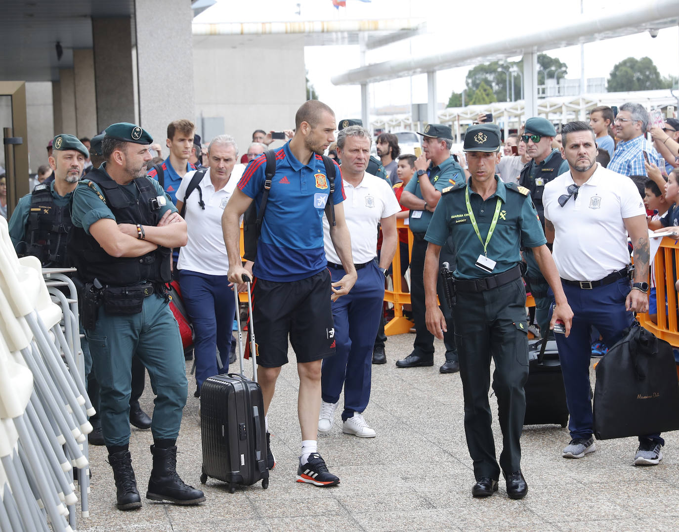 Numerosos aficionados se agolparon en el Aeropuerto de Asturias recibir a La Roja tras la victoria ante Rumanía en el partido de clasificación de la Eurocopa.