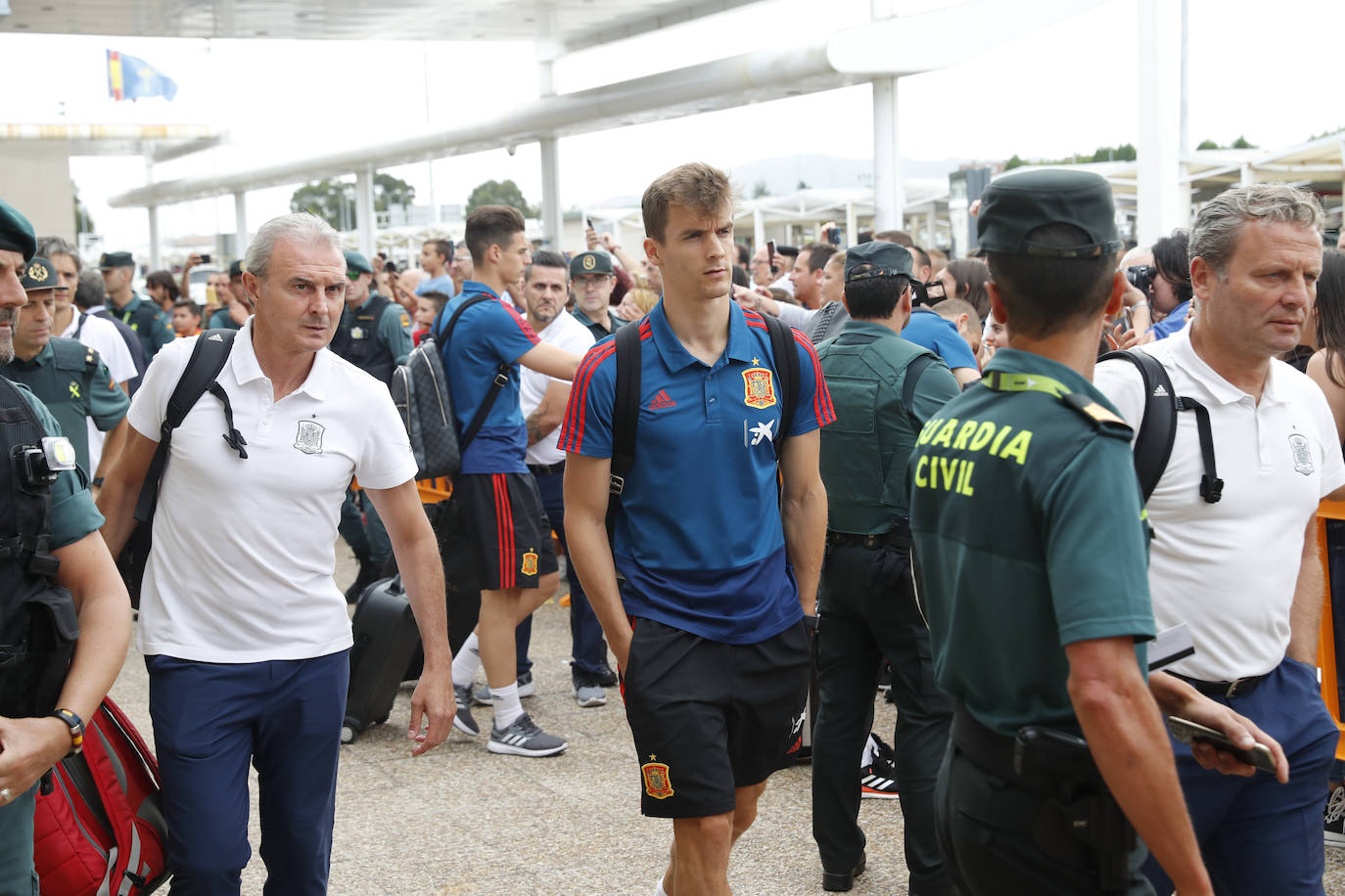 Numerosos aficionados se agolparon en el Aeropuerto de Asturias recibir a La Roja tras la victoria ante Rumanía en el partido de clasificación de la Eurocopa.