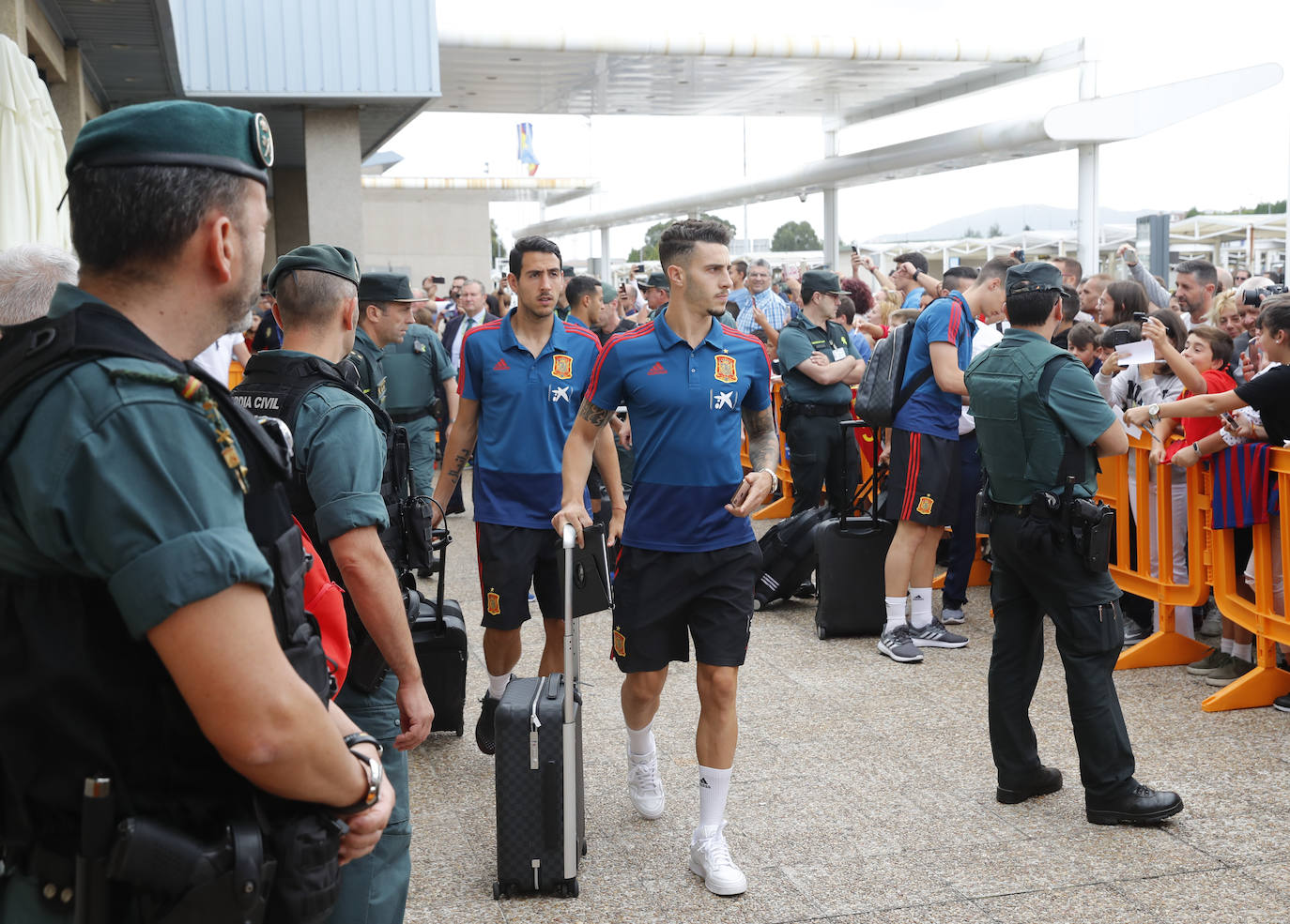 Numerosos aficionados se agolparon en el Aeropuerto de Asturias recibir a La Roja tras la victoria ante Rumanía en el partido de clasificación de la Eurocopa.