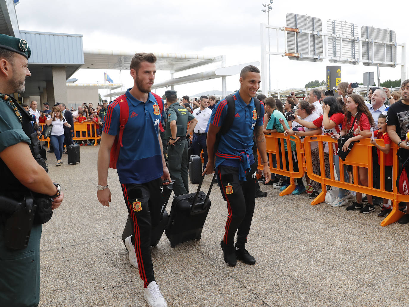 Numerosos aficionados se agolparon en el Aeropuerto de Asturias recibir a La Roja tras la victoria ante Rumanía en el partido de clasificación de la Eurocopa.