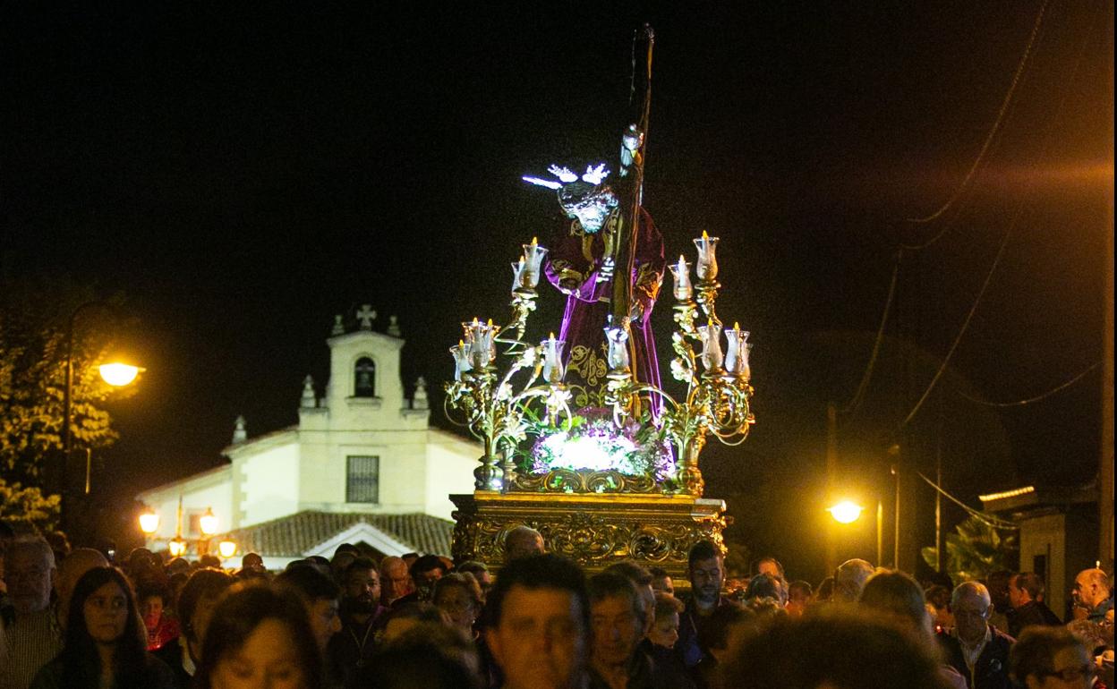 Los feligreses procesionan desde la Capilla de la Soleda portando velas. 