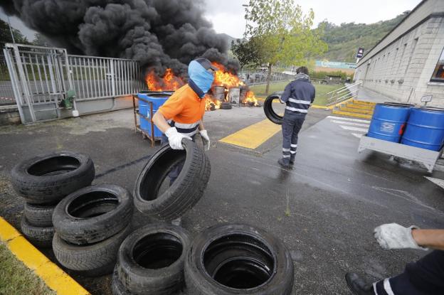 Los trabajadores quemaron decenas de neumáticos tras el anunciado cese de actividad de la factoría de Langreo. 