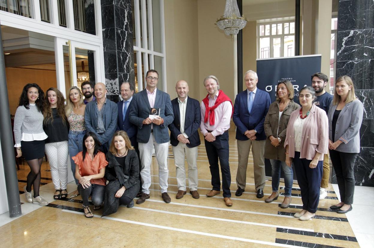 Por la izquierda, de pie, Vanessa Goikoetxea, Berna Perles, Sandra Ferrández, Stephen Hopkins, Carlos Wagner, Juan Carlos Rodríguez-Ovejero, José Luis Costillas, Celestino Varela, Christoph Gedschold, Ángel Moraleda, María Riera, Ana Mateo, Marcos Suárez y Elena Mitrevska y, agachadas, Beatriz Cabrero y Agniezska Rehlis. 