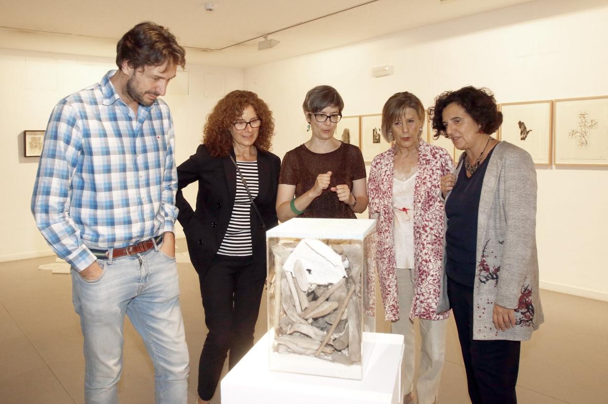 Alberto Ferrao, Chenky Rodríguez, Fernanda Álvarez, Dora Ferrero-Melgar y Berta Piñán, ayer, durante la inauguración de la muestra en el Museo Barjola. 