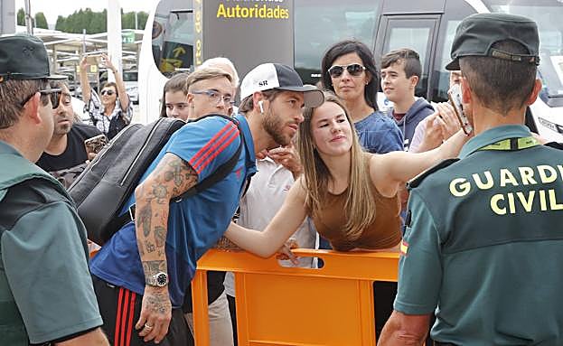 Una aficionada se hace un 'selfi' con Sergio Ramos, jugador de La Roja. 