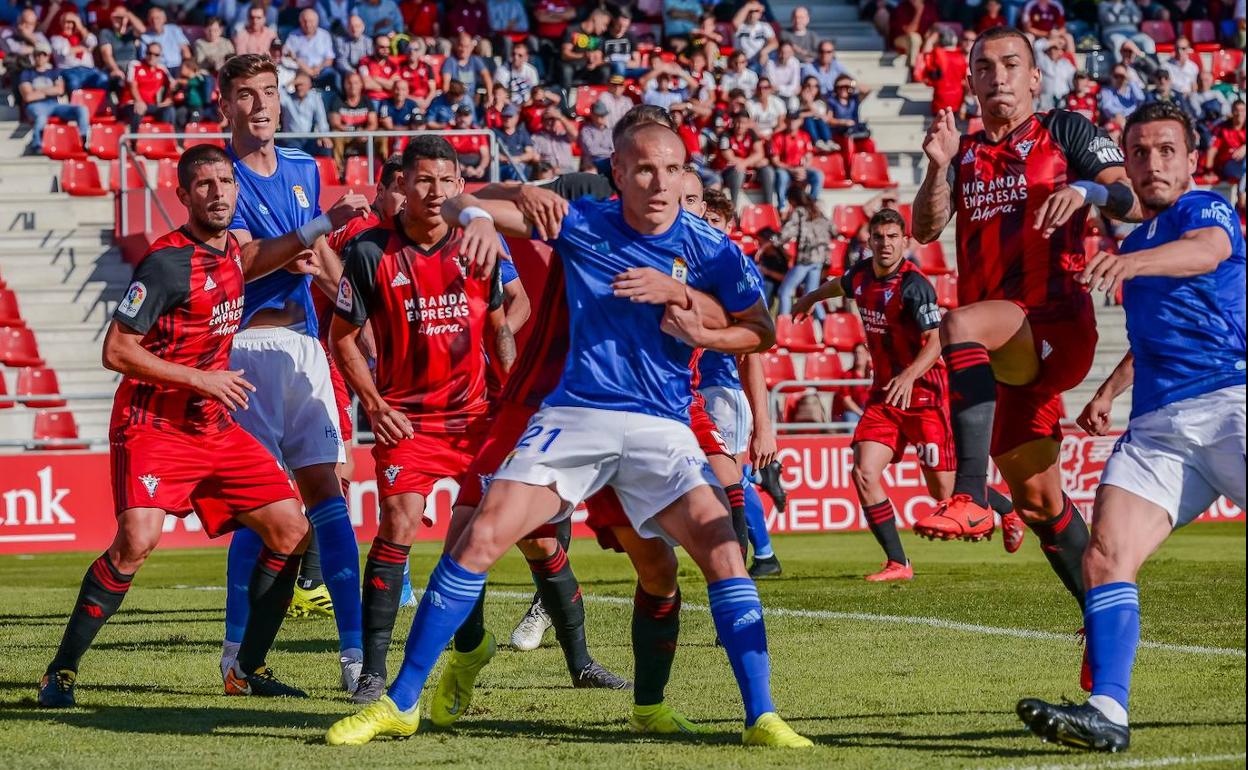 Encuentro disputado entre el Mirandés y el Real Oviedo. 