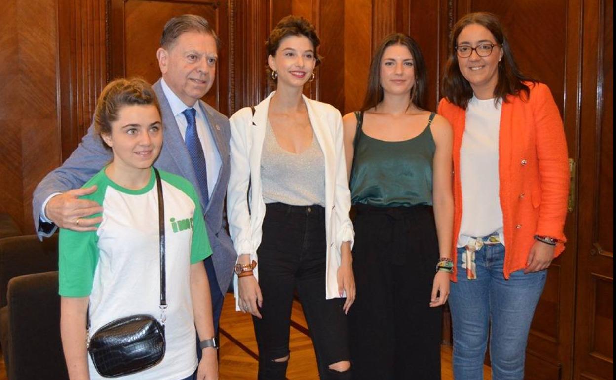 El Alcalde Alfredo Canteli y la Concejala de Festejos Covadonga Diaz, han recibido esta mañana en el Ayuntamiento de Oviedo a la Reina de las Fiestas de SanMateo2019 Beatriz Chacón, a una de sus damas de honor Mara González y a Carmen López que será la encargada de lanzar el chupinazo de inicio de las fiestas.