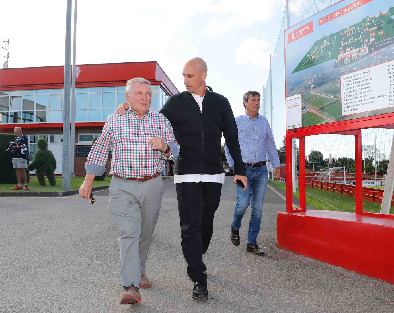 Los futbolistas se entrenaron en Gijón a puerta cerrada para preparar el partido del domingo en El Molinón ante las Islas Feroe