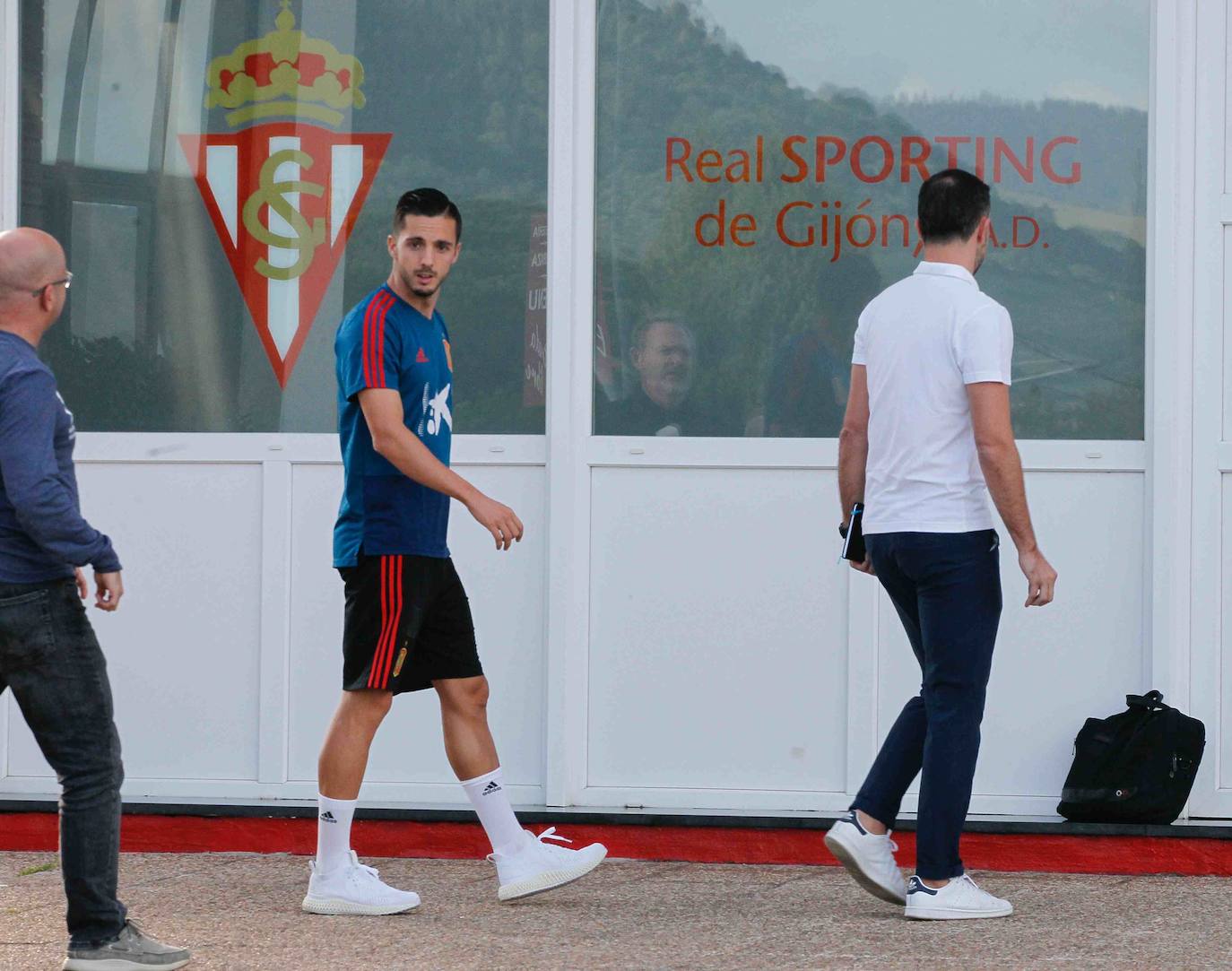 Los futbolistas se entrenaron en Gijón a puerta cerrada para preparar el partido del domingo en El Molinón ante las Islas Feroe