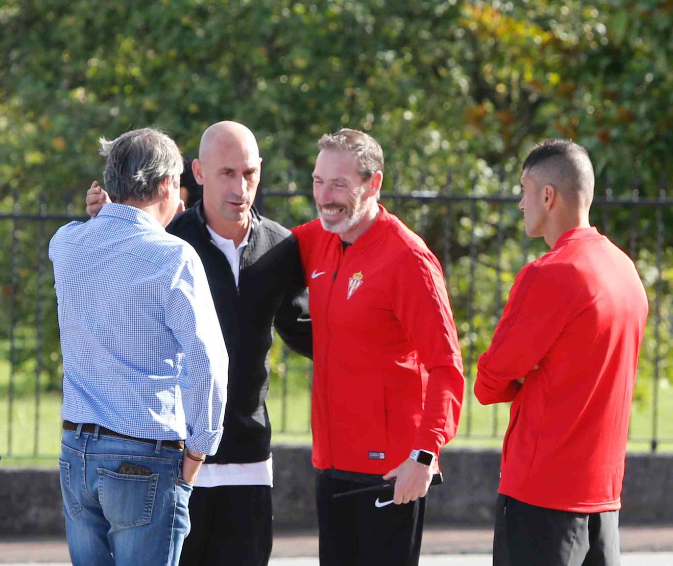 Los futbolistas se entrenaron en Gijón a puerta cerrada para preparar el partido del domingo en El Molinón ante las Islas Feroe