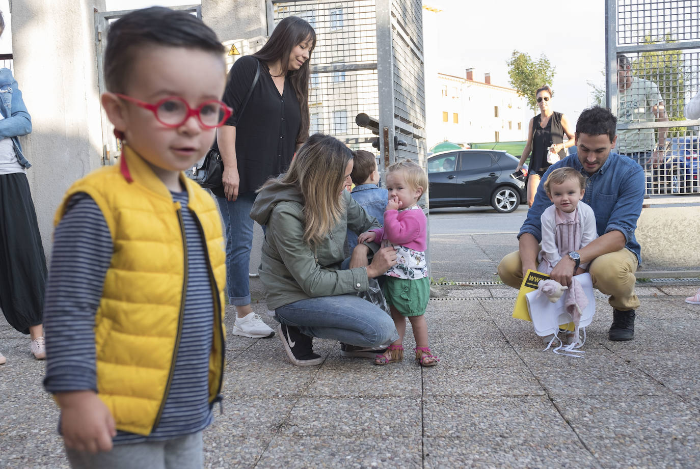 Varios niños en el primer día de curso en la escuela infantil Escolinos de Gijón. 