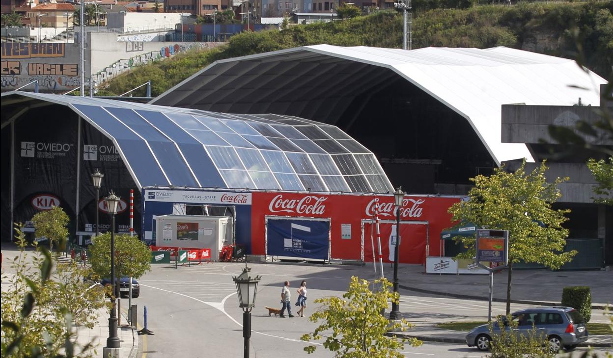 La carpa que el PP, en su anterior mandato, eligió para acoger los conciertos de pago en la explanada del Tartiere. 