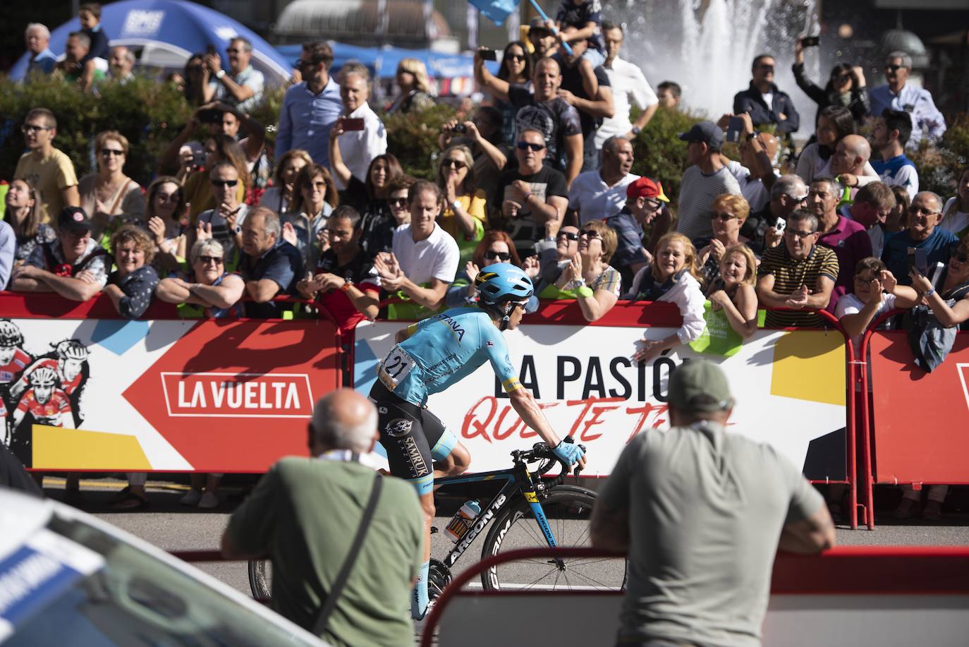Numerosos aficionados se agolparon en la calle Uría de la capital para ver a los corredores en la etapa 14 entre San Vicente de la Barquera y Oviedo. 