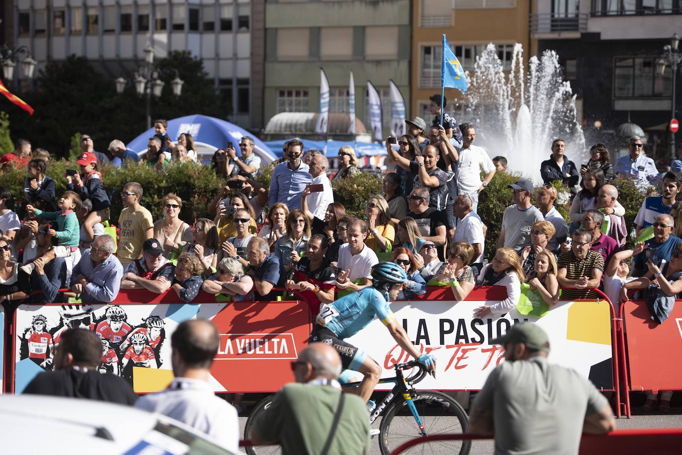 Numerosos aficionados se agolparon en la calle Uría de la capital para ver a los corredores en la etapa 14 entre San Vicente de la Barquera y Oviedo. 