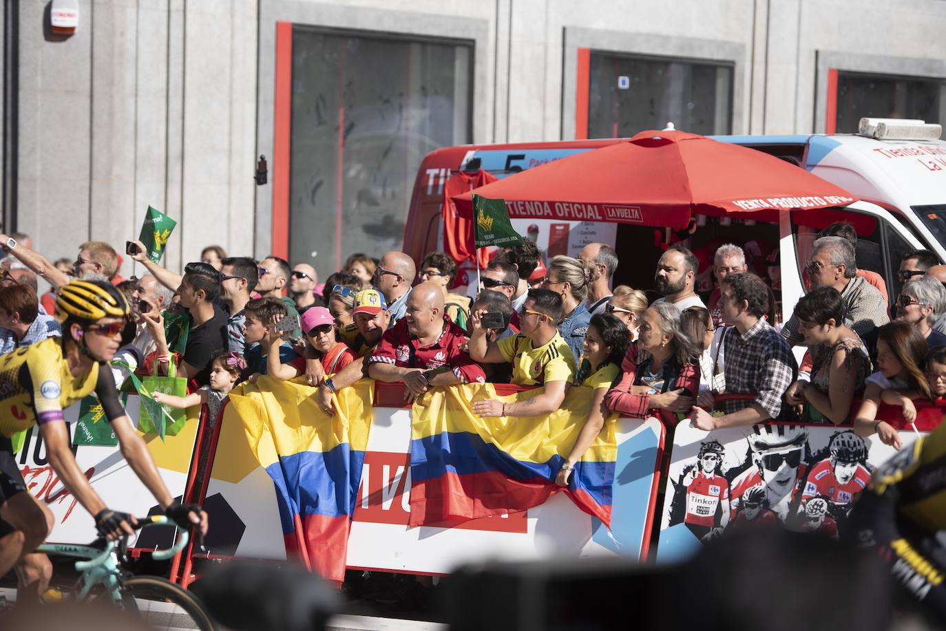 Numerosos aficionados se agolparon en la calle Uría de la capital para ver a los corredores en la etapa 14 entre San Vicente de la Barquera y Oviedo. 