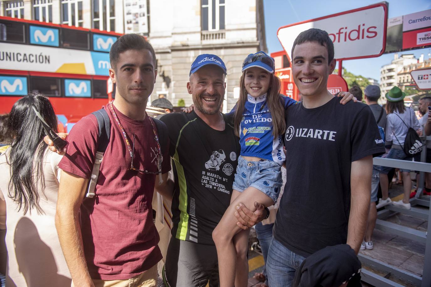 Numerosos aficionados se agolparon en la calle Uría de la capital para ver a los corredores en la etapa 14 entre San Vicente de la Barquera y Oviedo. 