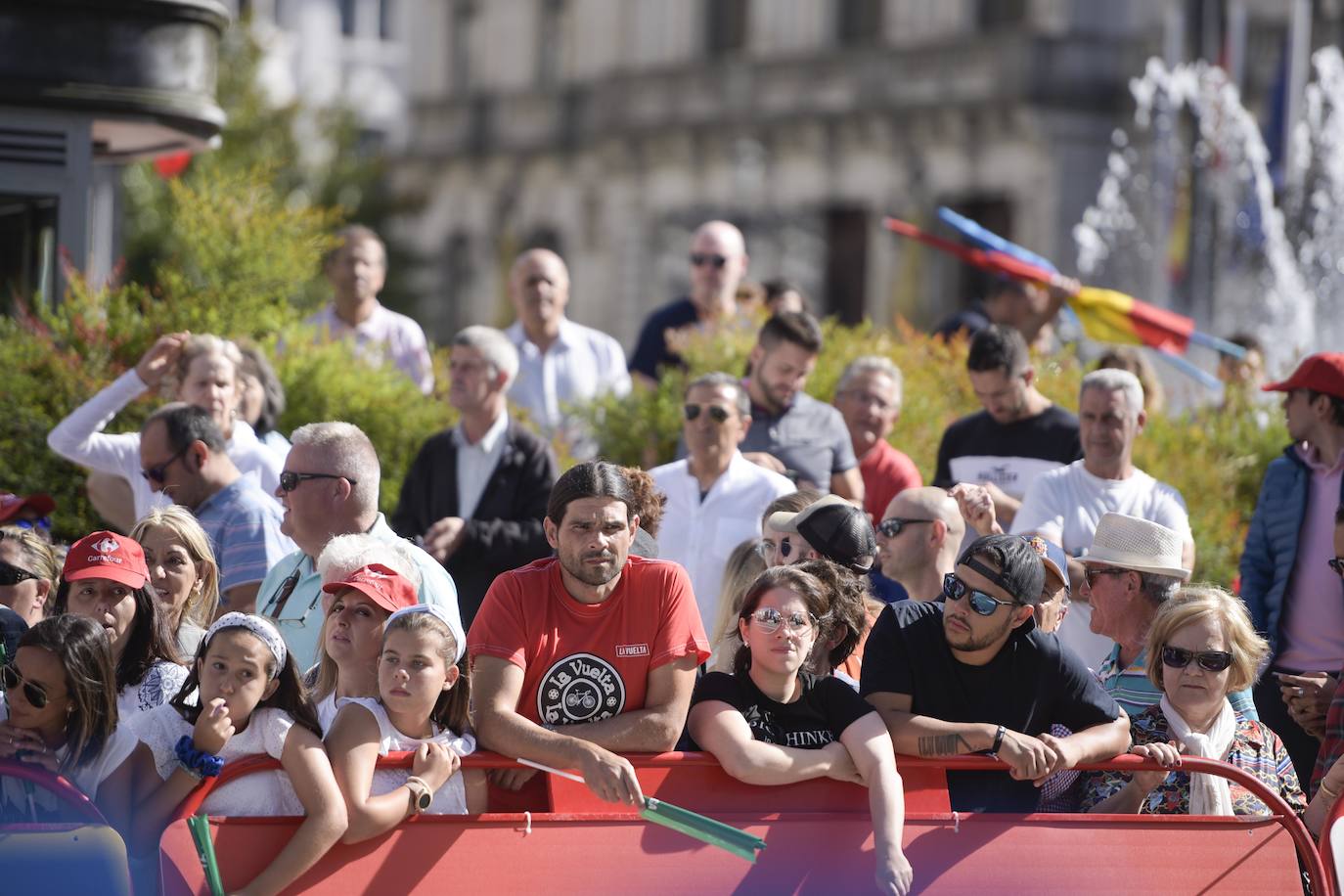 Numerosos aficionados se agolparon en la calle Uría de la capital para ver a los corredores en la etapa 14 entre San Vicente de la Barquera y Oviedo. 