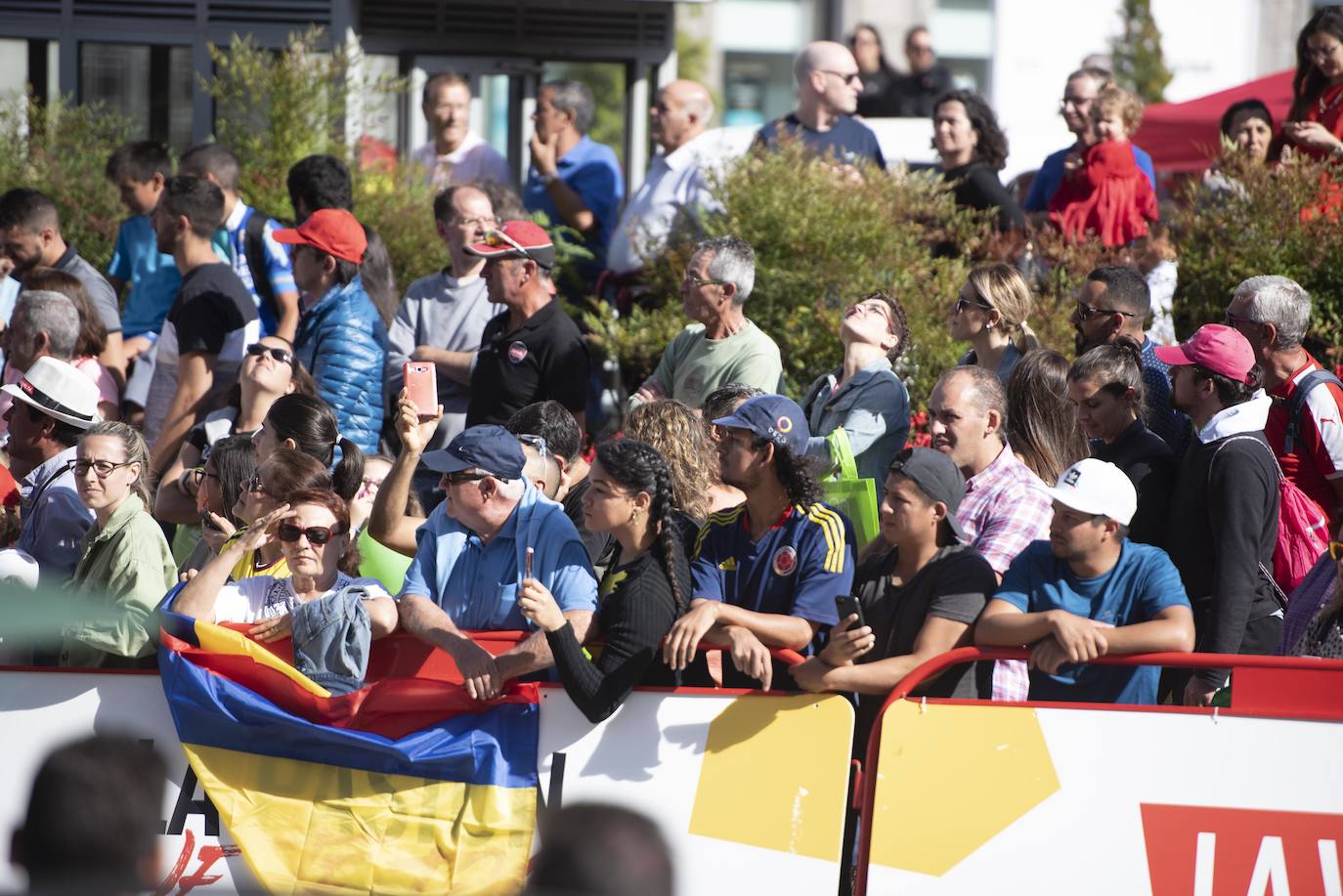 Numerosos aficionados se agolparon en la calle Uría de la capital para ver a los corredores en la etapa 14 entre San Vicente de la Barquera y Oviedo. 