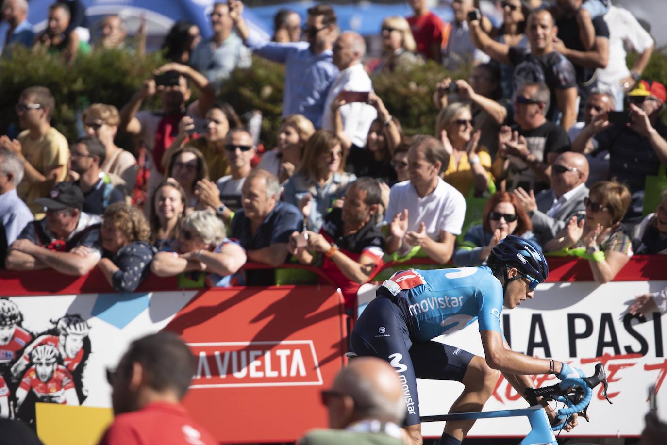 Numerosos aficionados se agolparon en la calle Uría de la capital para ver a los corredores en la etapa 14 entre San Vicente de la Barquera y Oviedo. 
