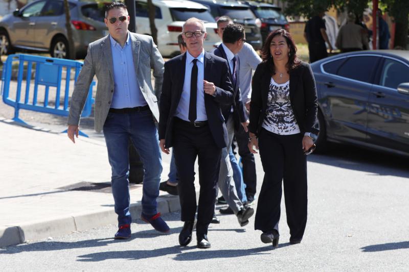 Familiares, amigos, deportistas, políticos, representantes de las Fuerzas de Seguridad y periodistas como Matías Prats han visitado la capilla ardiente de la medallista olímpica Blanca Fernández Ochoa, cuyo cuerpo sin vida fue encontrado este miércoles en la sierra de Guadarrama. Sus restos serán incinerados y, siempre que el juez dé autorización, esparcidos en una ceremonia íntima en Siete Picos, la montaña preferida de la exesquiadora.