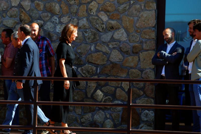Familiares, amigos, deportistas, políticos, representantes de las Fuerzas de Seguridad y periodistas como Matías Prats han visitado la capilla ardiente de la medallista olímpica Blanca Fernández Ochoa, cuyo cuerpo sin vida fue encontrado este miércoles en la sierra de Guadarrama. Sus restos serán incinerados y, siempre que el juez dé autorización, esparcidos en una ceremonia íntima en Siete Picos, la montaña preferida de la exesquiadora.