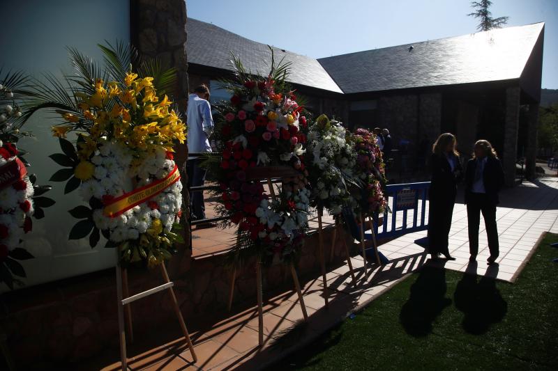Familiares, amigos, deportistas, políticos, representantes de las Fuerzas de Seguridad y periodistas como Matías Prats han visitado la capilla ardiente de la medallista olímpica Blanca Fernández Ochoa, cuyo cuerpo sin vida fue encontrado este miércoles en la sierra de Guadarrama. Sus restos serán incinerados y, siempre que el juez dé autorización, esparcidos en una ceremonia íntima en Siete Picos, la montaña preferida de la exesquiadora.