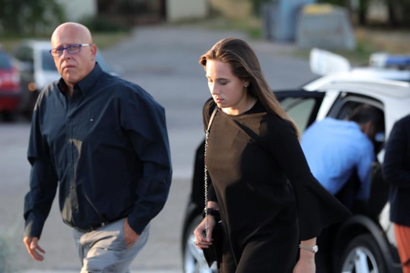 Familiares, amigos, deportistas, políticos, representantes de las Fuerzas de Seguridad y periodistas como Matías Prats han visitado la capilla ardiente de la medallista olímpica Blanca Fernández Ochoa, cuyo cuerpo sin vida fue encontrado este miércoles en la sierra de Guadarrama. Sus restos serán incinerados y, siempre que el juez dé autorización, esparcidos en una ceremonia íntima en Siete Picos, la montaña preferida de la exesquiadora.