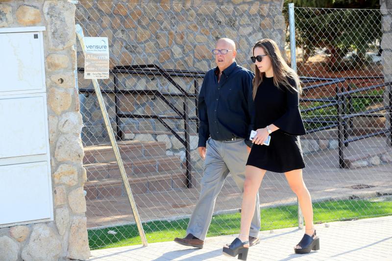 Familiares, amigos, deportistas, políticos, representantes de las Fuerzas de Seguridad y periodistas como Matías Prats han visitado la capilla ardiente de la medallista olímpica Blanca Fernández Ochoa, cuyo cuerpo sin vida fue encontrado este miércoles en la sierra de Guadarrama. Sus restos serán incinerados y, siempre que el juez dé autorización, esparcidos en una ceremonia íntima en Siete Picos, la montaña preferida de la exesquiadora.