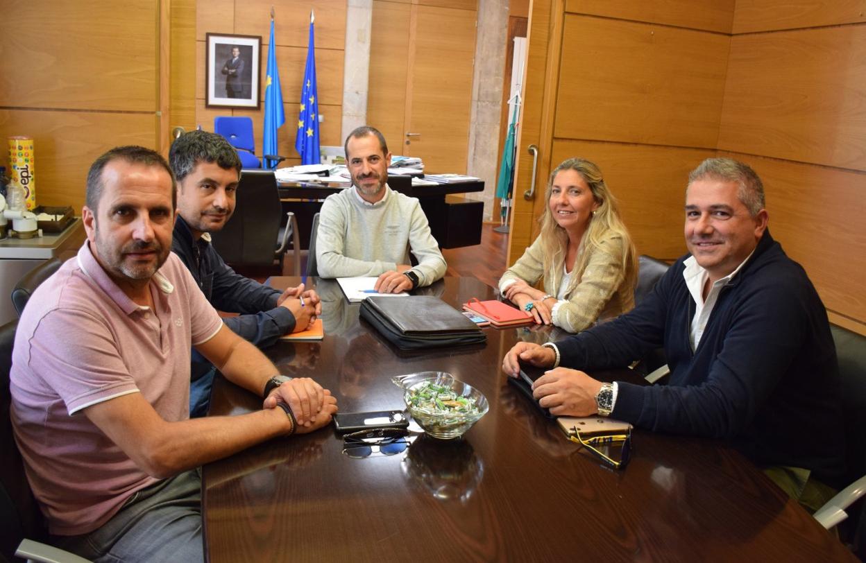 Juanjo Villar, vicepresidente de la PVF; Javier Rodríguez, concejal, Ángel García, Alcalde de Siero y Alejandra Cuadriello, portavoz municipal de la plataforma y Tony Gómez, presidente de la PFV. 