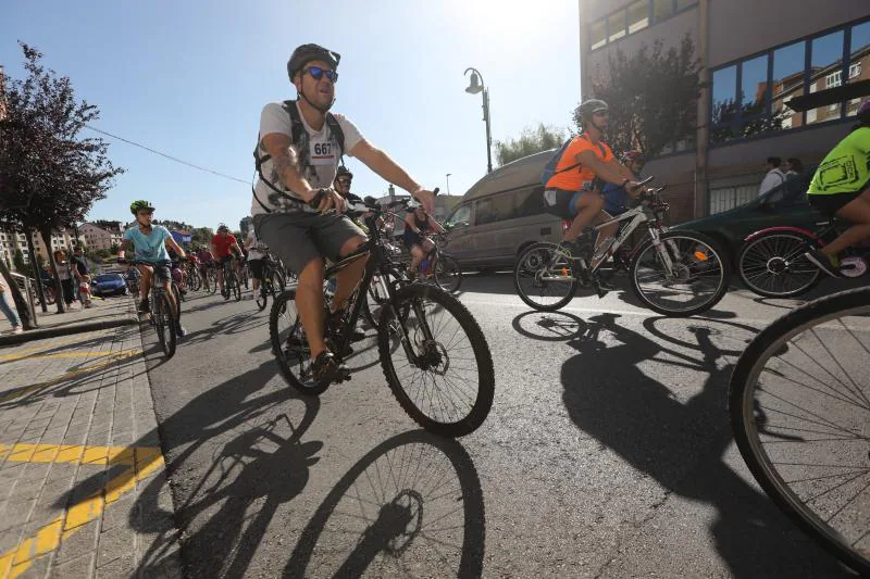 Un millar de personas participaron en el Dia de la Bici por las calles de Corvera.