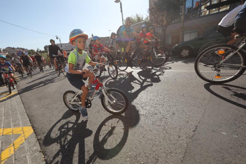 Un millar de personas participaron en el Dia de la Bici por las calles de Corvera.