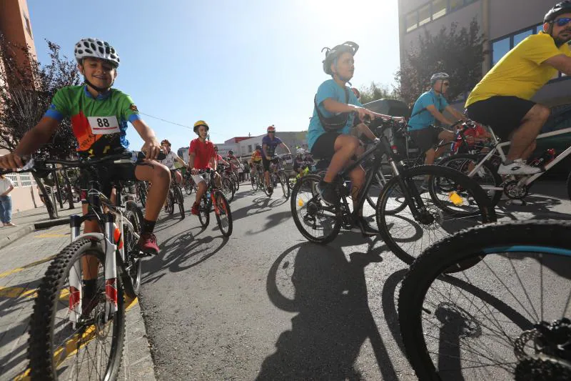 Un millar de personas participaron en el Dia de la Bici por las calles de Corvera.