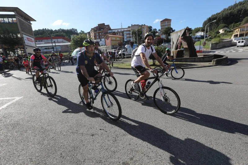 Un millar de personas participaron en el Dia de la Bici por las calles de Corvera.