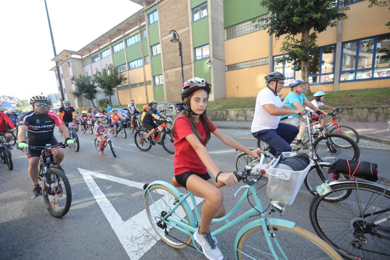 Un millar de personas participaron en el Dia de la Bici por las calles de Corvera.