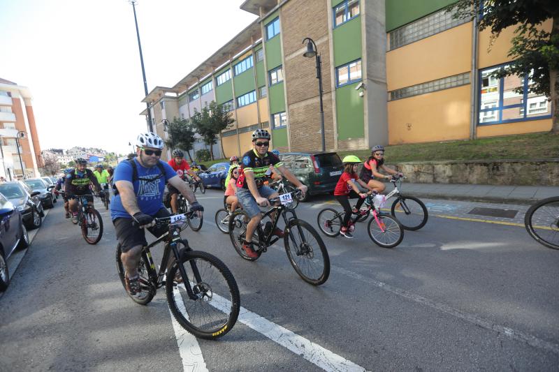 Un millar de personas participaron en el Dia de la Bici por las calles de Corvera.