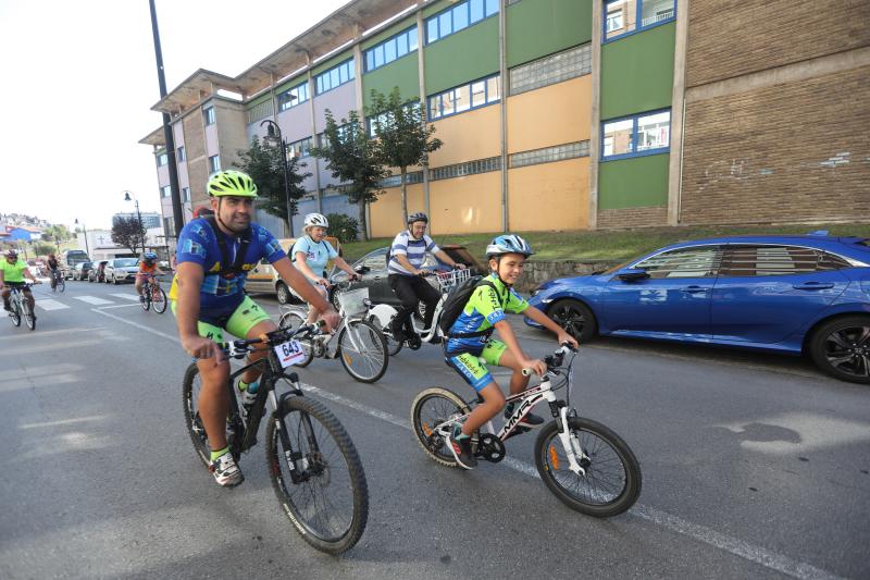 Un millar de personas participaron en el Dia de la Bici por las calles de Corvera.