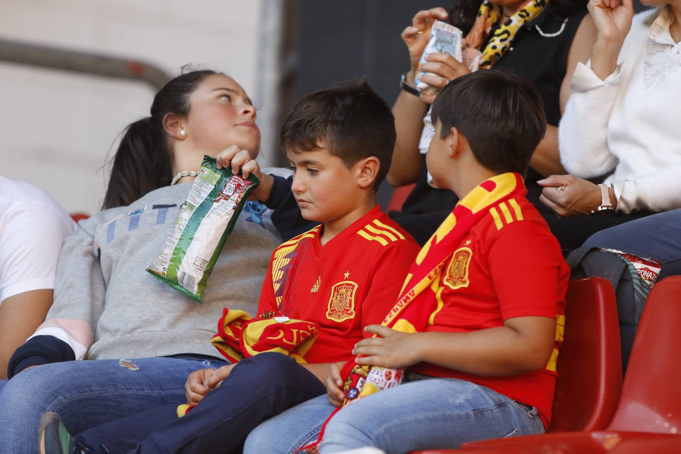 ¿Estuviste este domingo en el partido de la selección española en El Molinón? ¡Búscate en la galería! 
