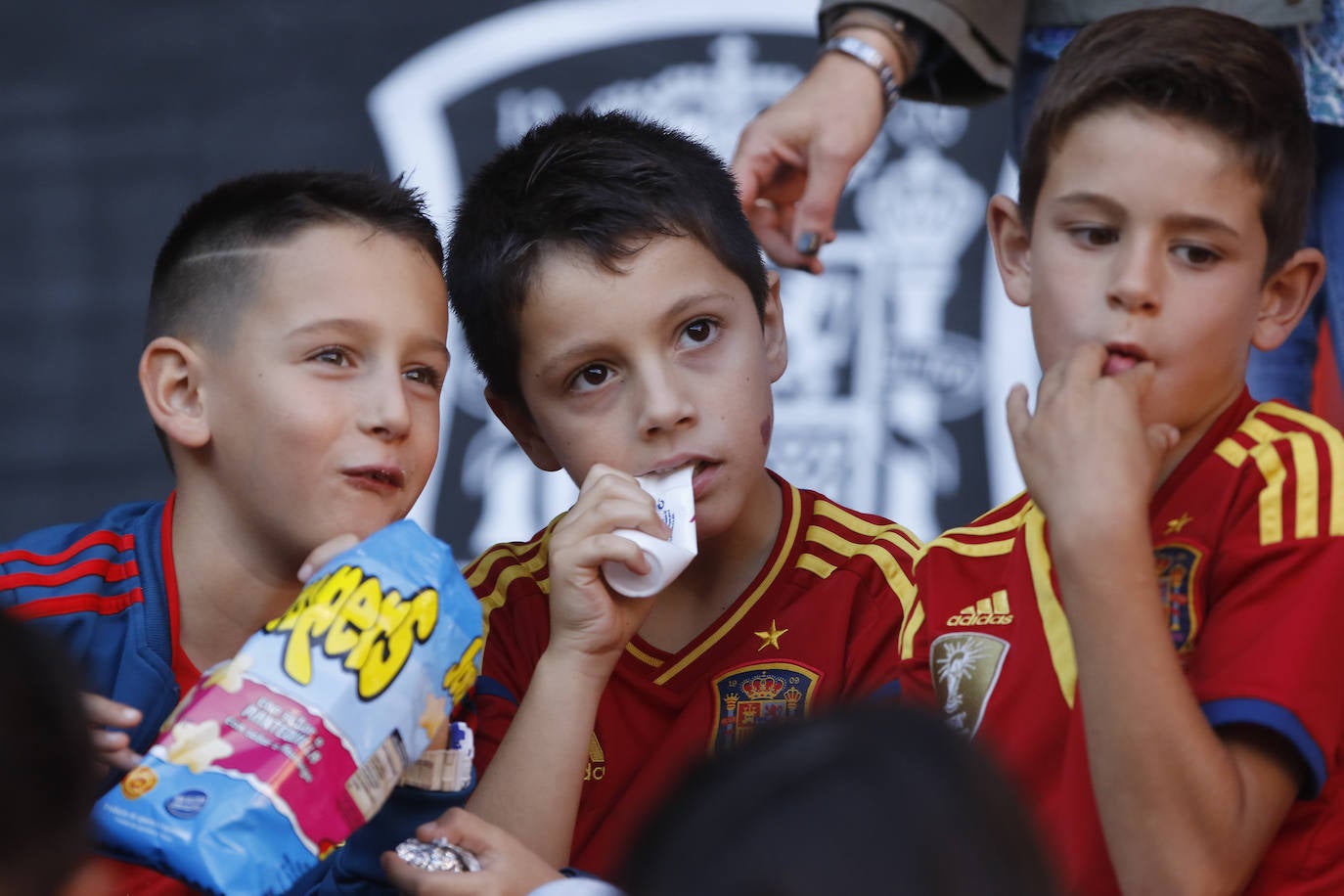 ¿Estuviste este domingo en el partido de la selección española en El Molinón? ¡Búscate en la galería! 