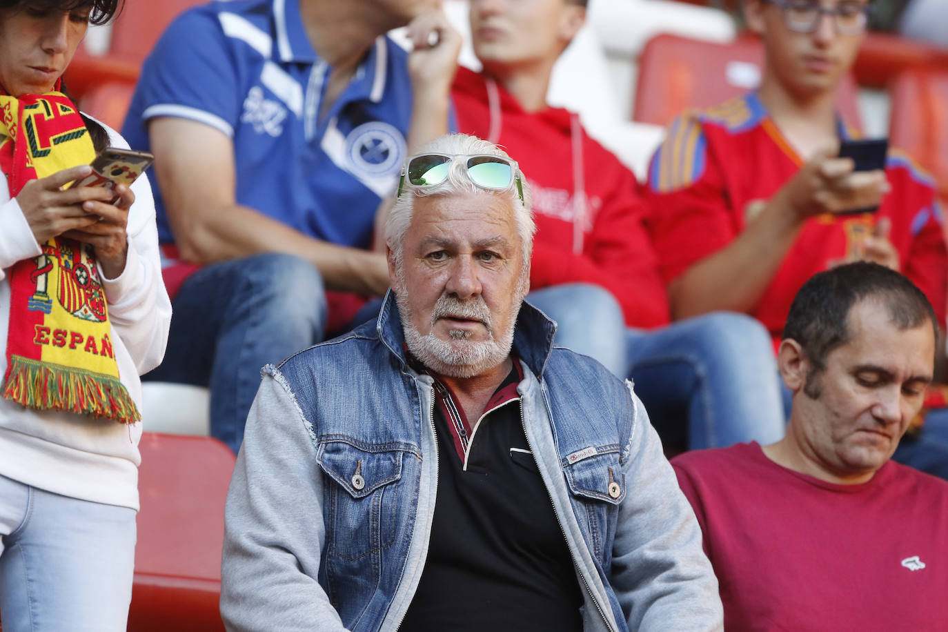 ¿Estuviste este domingo en el partido de la selección española en El Molinón? ¡Búscate en la galería! 