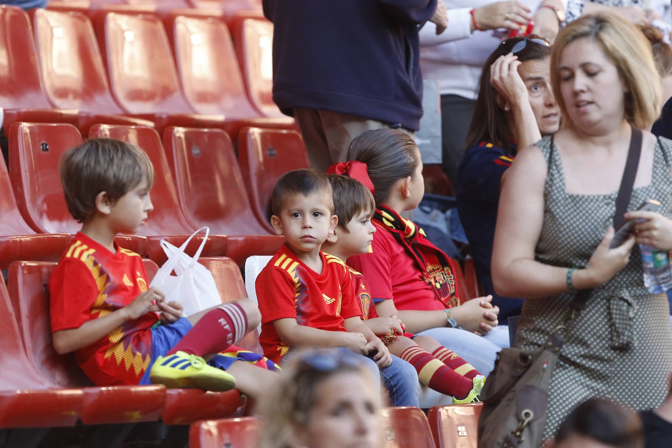 ¿Estuviste este domingo en el partido de la selección española en El Molinón? ¡Búscate en la galería! 
