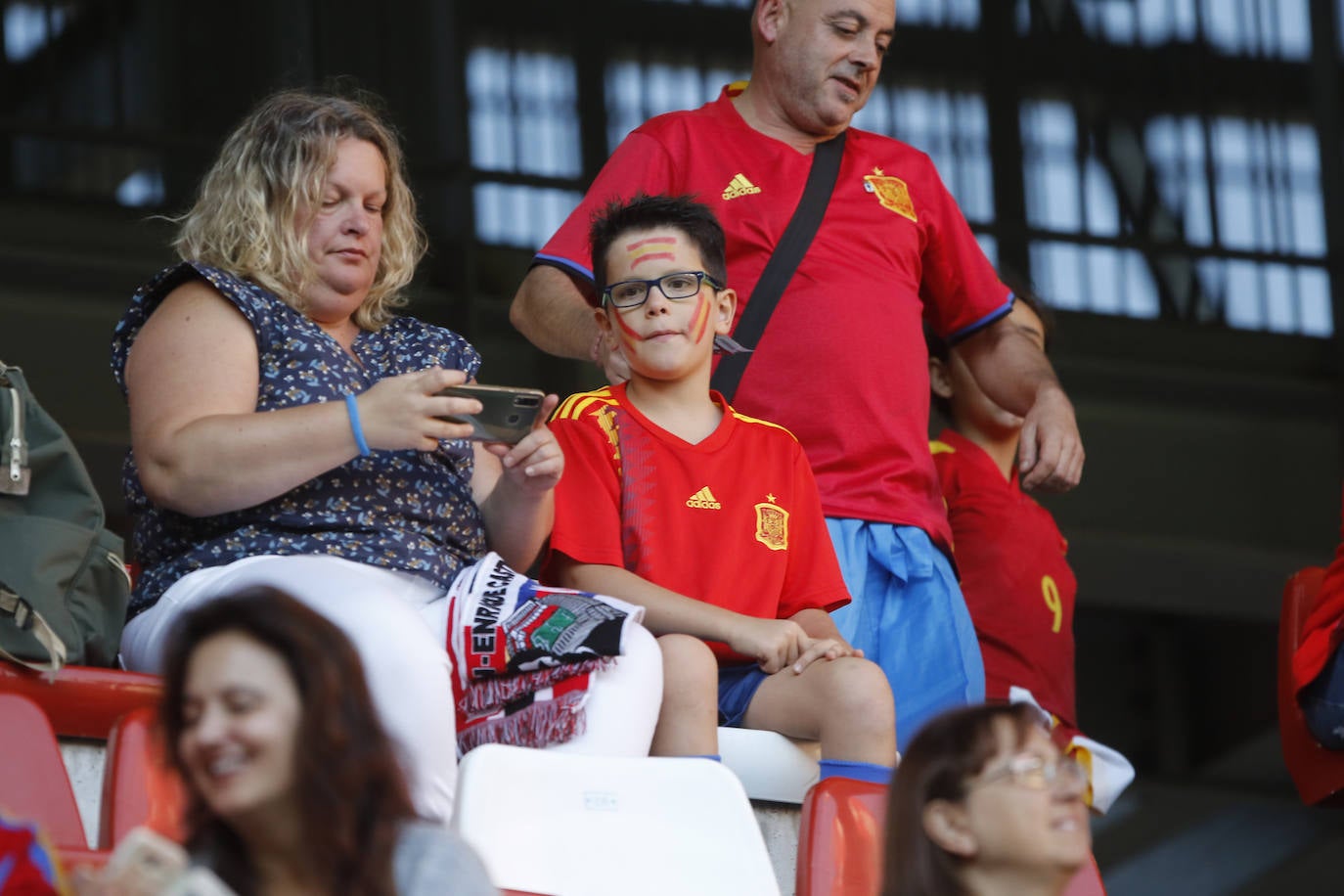 ¿Estuviste este domingo en el partido de la selección española en El Molinón? ¡Búscate en la galería! 