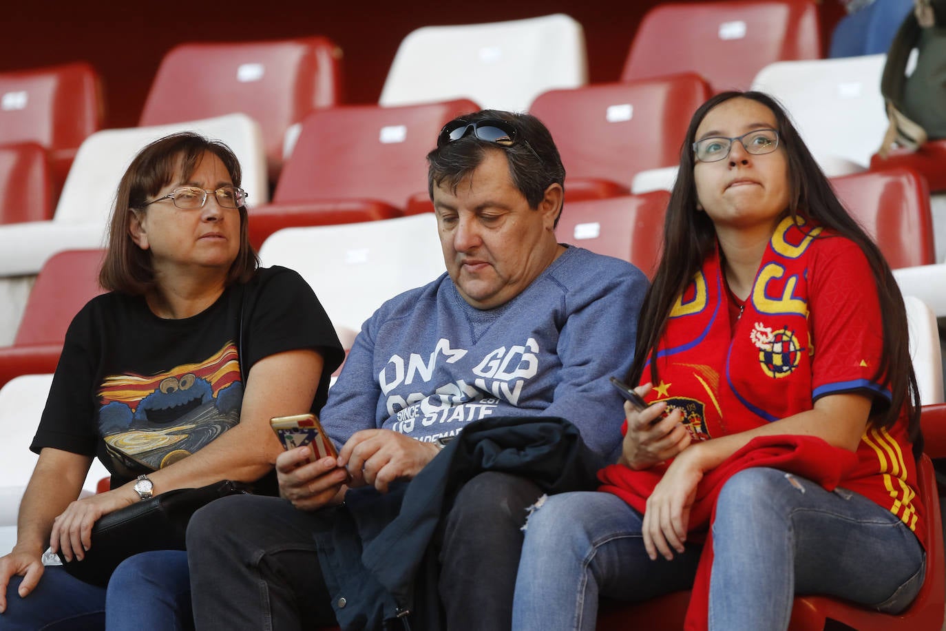 ¿Estuviste este domingo en el partido de la selección española en El Molinón? ¡Búscate en la galería! 