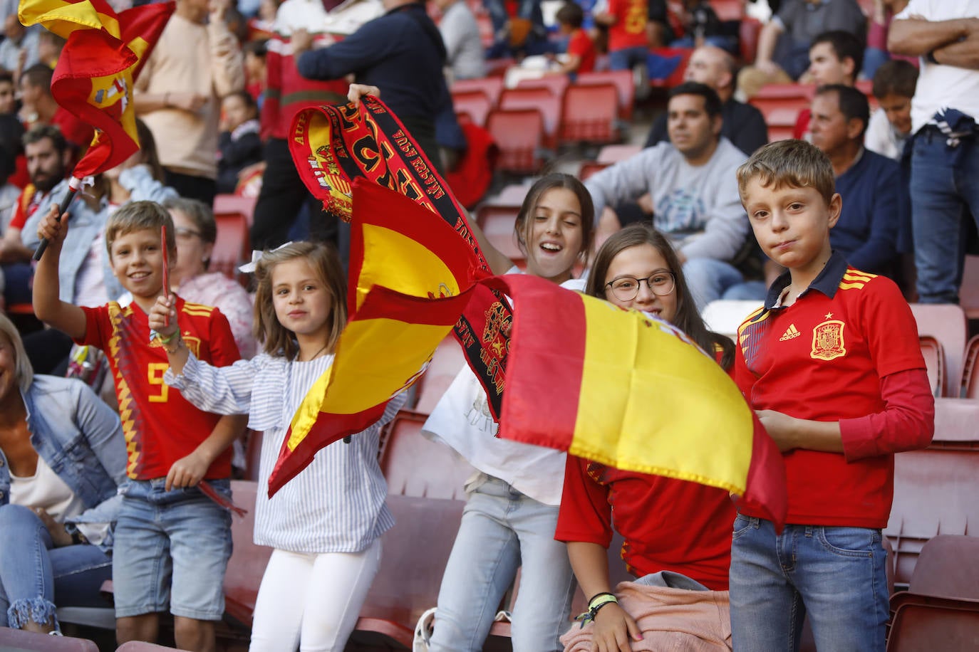 ¿Estuviste este domingo en el partido de la selección española en El Molinón? ¡Búscate en la galería! 