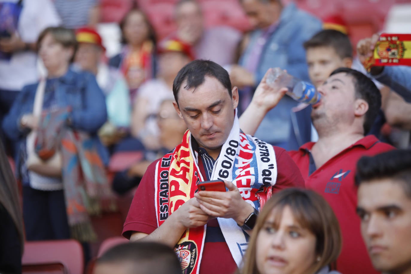 ¿Estuviste este domingo en el partido de la selección española en El Molinón? ¡Búscate en la galería! 