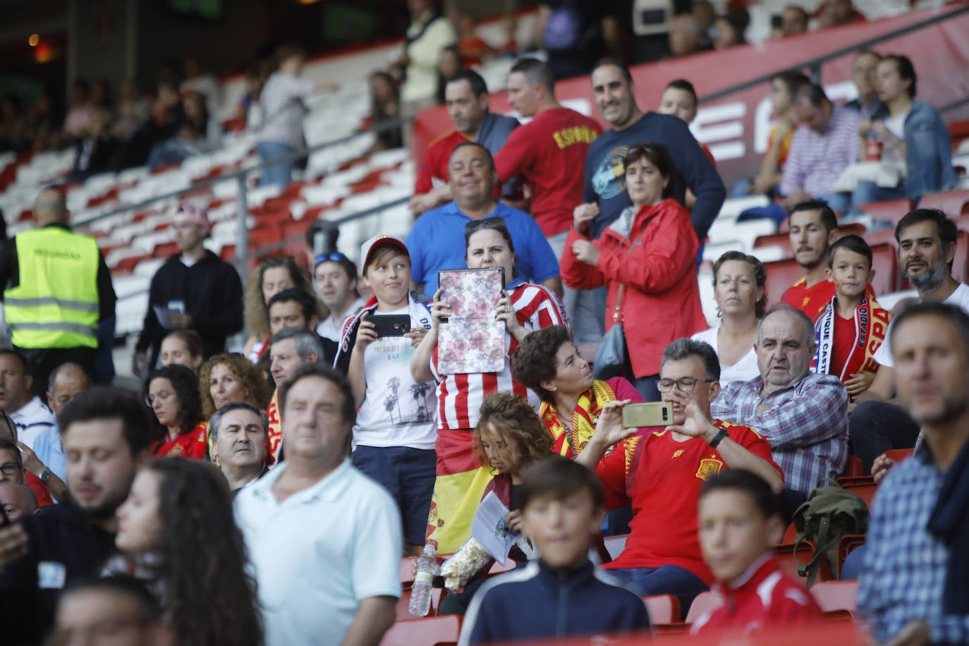 ¿Estuviste este domingo en el partido de la selección española en El Molinón? ¡Búscate en la galería! 