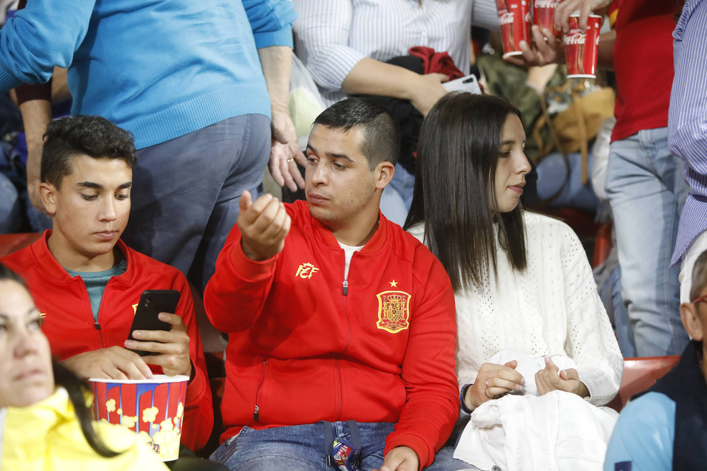 ¿Estuviste este domingo en el partido de la selección española en El Molinón? ¡Búscate en la galería! 