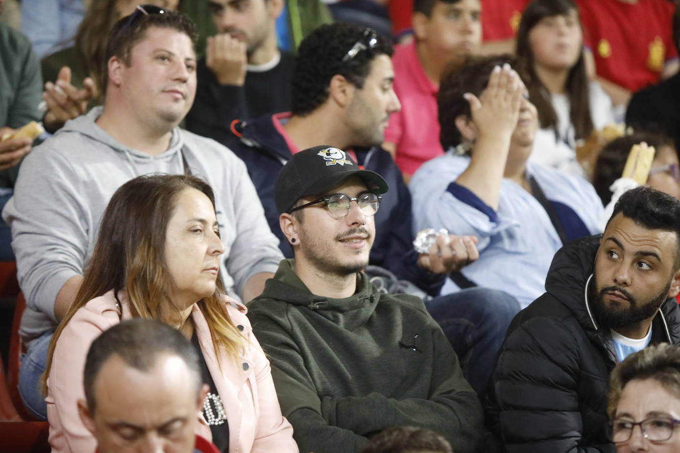¿Estuviste este domingo en el partido de la selección española en El Molinón? ¡Búscate en la galería! 
